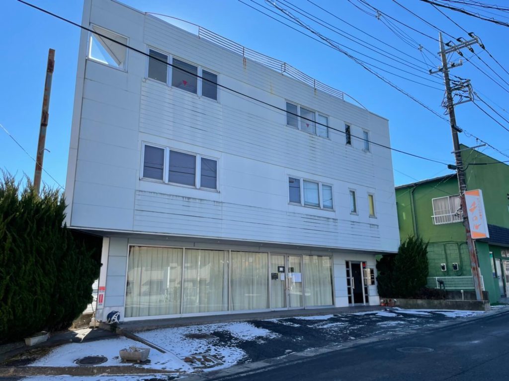 山梨県富士吉田にあるコワーキングスペース&シェアオフィス「FUJISAN VALLEY」の入口は建物右側から入ります。